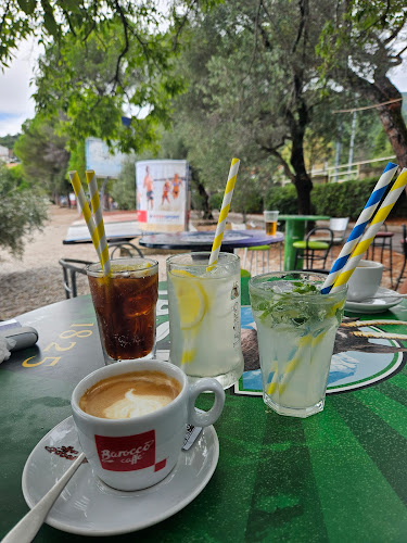 Kava i osvježavajuće piće na terasi u sjeni