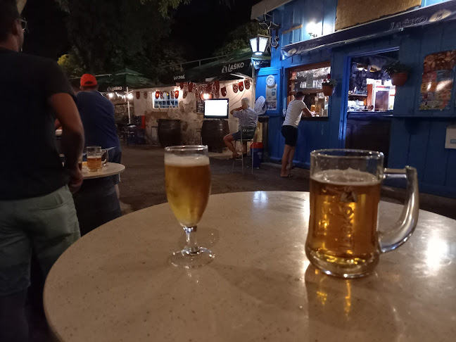 Večernje piće ispred bara