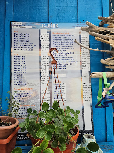 Fotografirani cjenik Caffe bar Baraka na plavom zidu